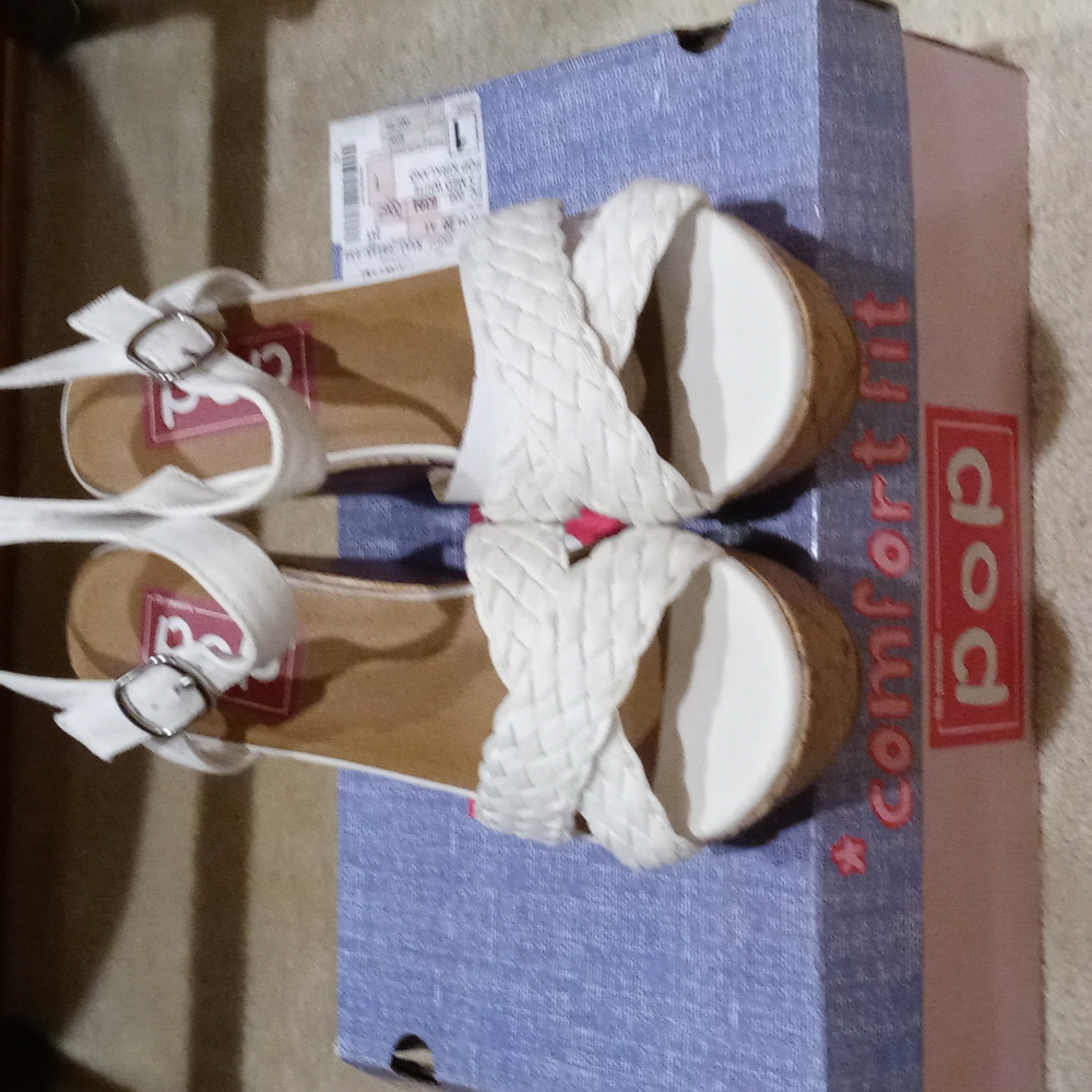 COPY - BNIB White Shoes Size 7.5 - Picture 4 of 9